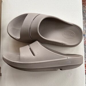 OOFOS Taupe Slide Recovery Slides Women’s 9/Men’s 7